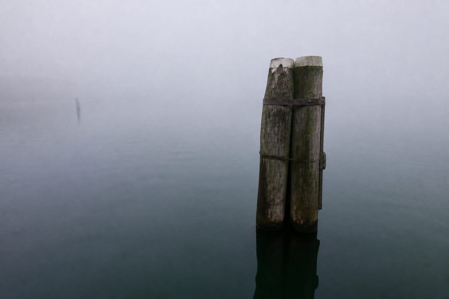 Paal in de nevel op het IJsselmeer