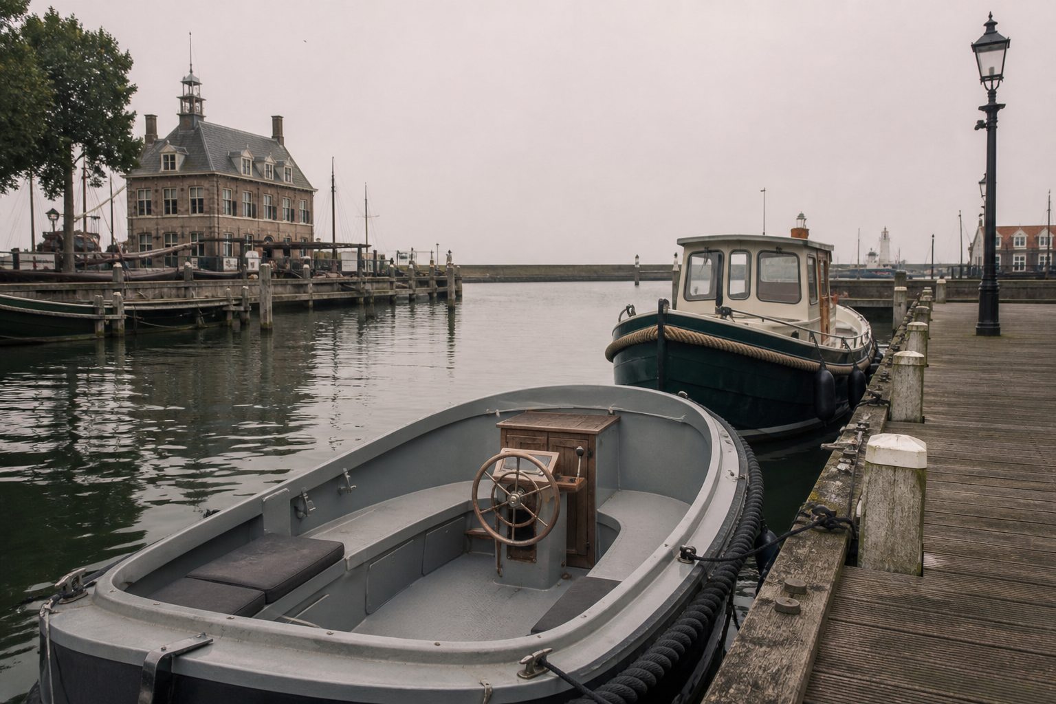 Sloep en kotter aan dezelfde steiger